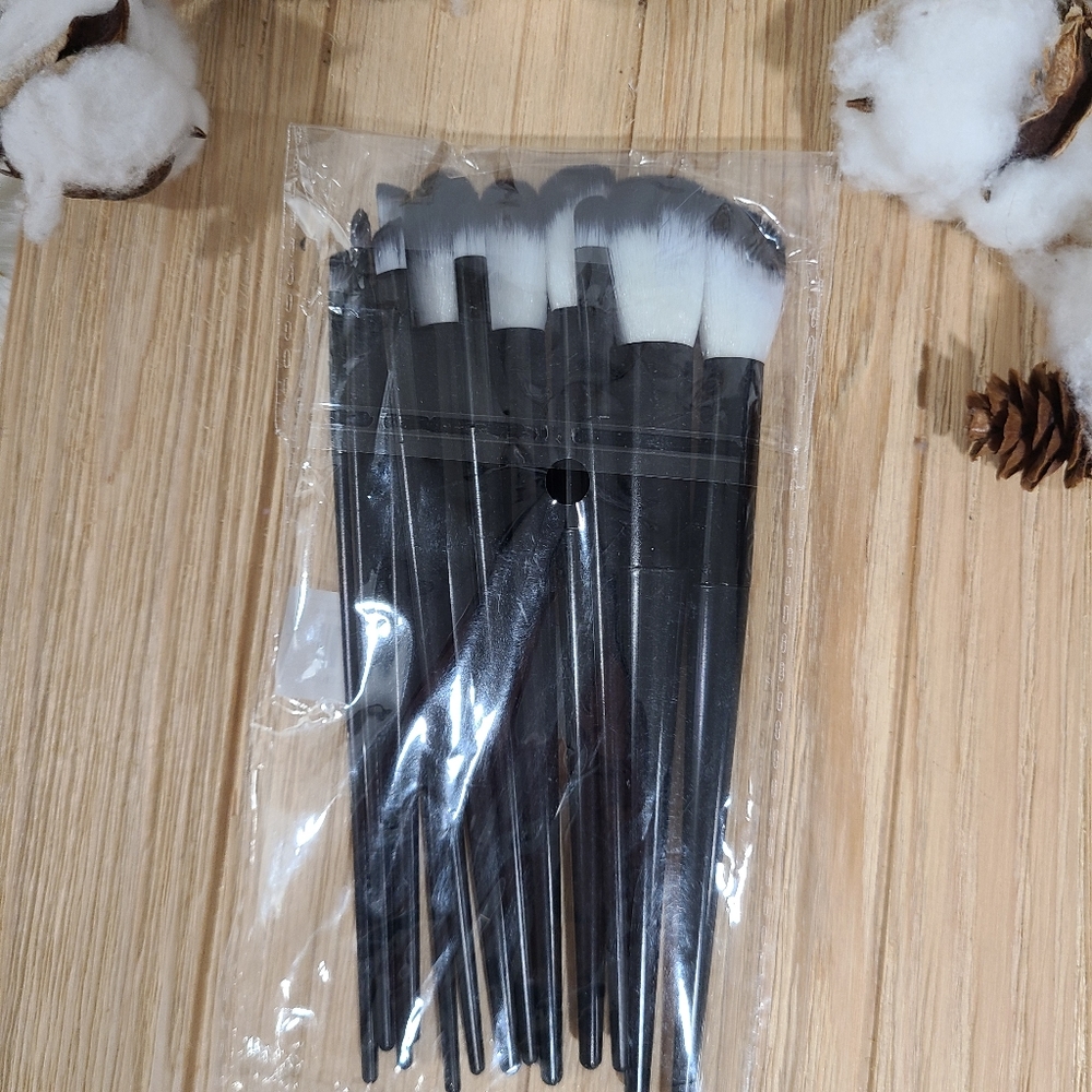 🎉🎉HOST PICK🎉🎉NEW🎉🎉 13PC BLACK AND WHITE Soft and Fluffy Makeup Brush Set - Picture 4 of 15